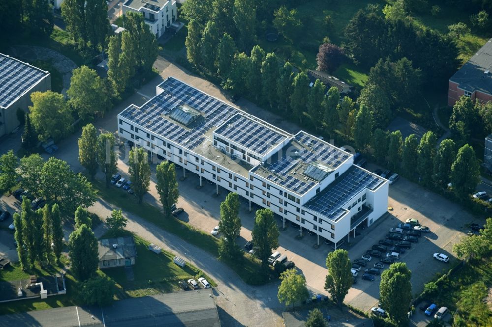 Berlin von oben - Bürogebäude und Firmengebäude am Lerbacher Weg im Ortsteil Lankwitz in Berlin