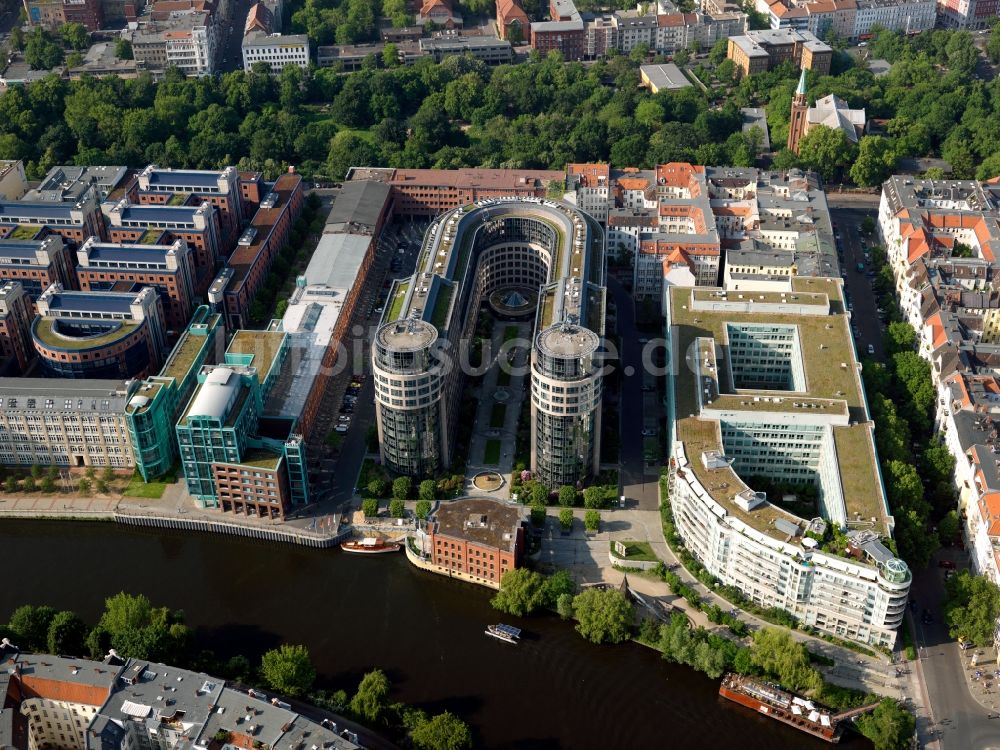 Luftbild Berlin - Bürogebäude des Freiberger Spreebogens als Miet- Dienstsitz des Bundesinnenministerium am Ufer der Spree in Berlin Moabit