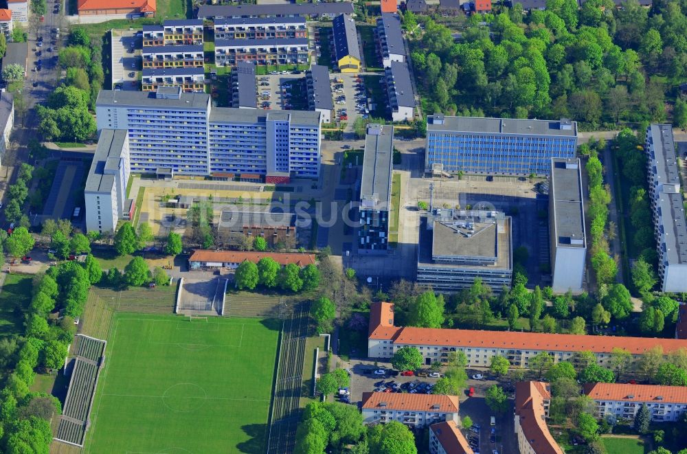 Berlin von oben - Bürogebäude, Fussballplatz und Agentur für Arbeit an der Gotlindestraße im Bezirk Lichtenberg in Berlin