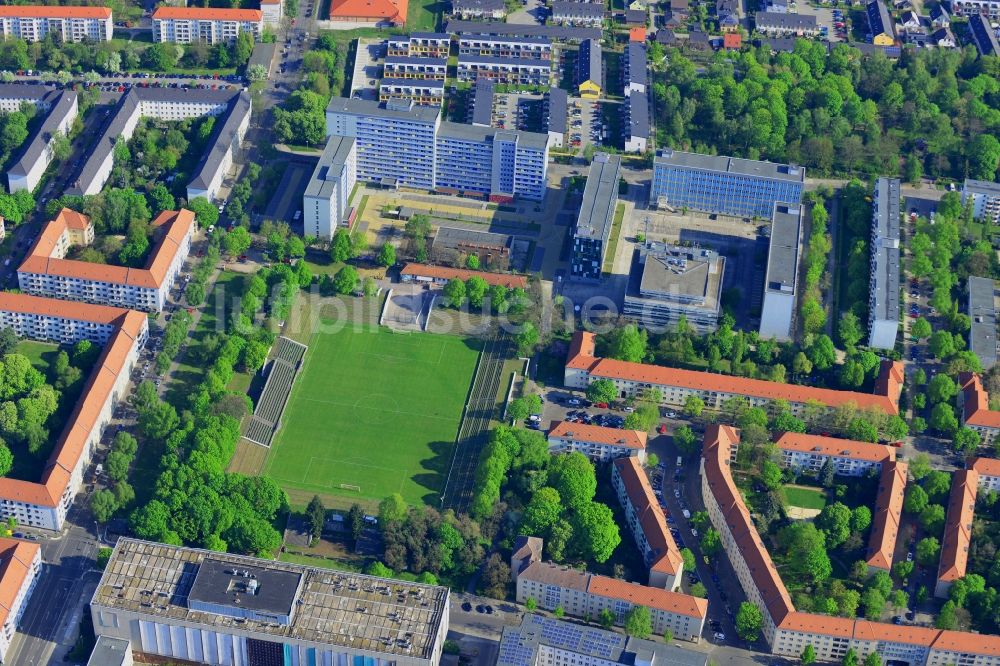 Berlin aus der Vogelperspektive: Bürogebäude, Fussballplatz und Agentur für Arbeit an der Gotlindestraße im Bezirk Lichtenberg in Berlin