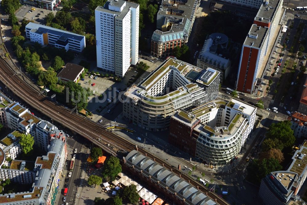 Luftaufnahme Berlin Mitte - Bürogebäude mit Geschäften am Bahnhof Hackescher Markt im Stadtbezirk Mitte in Berlin