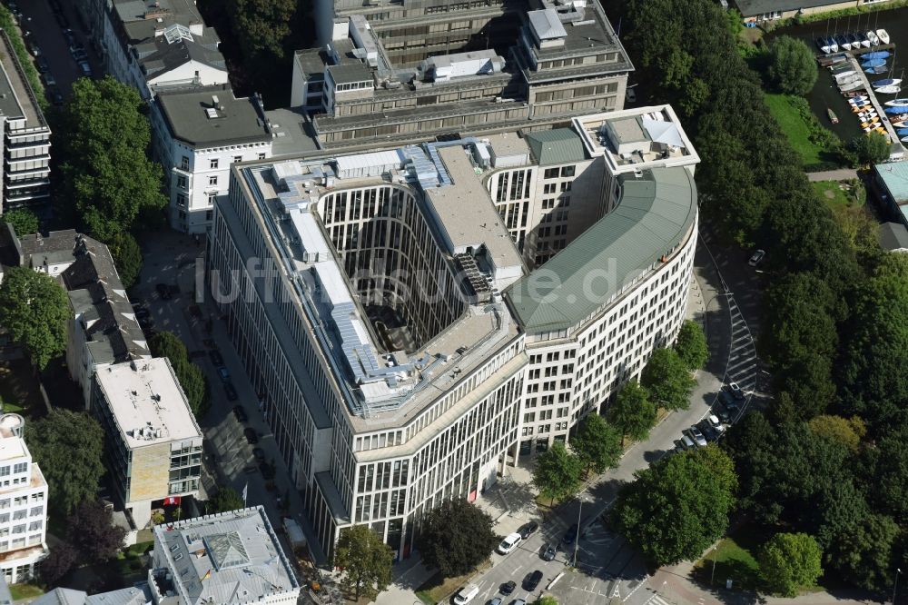 Hamburg aus der Vogelperspektive: Bürogebäude und Geschäftshaus Alsterufer 1-3 in der Innenstadt von Hamburg