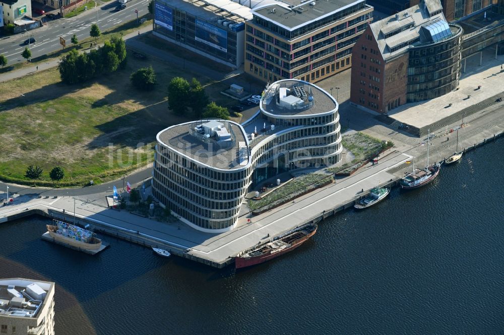 Luftaufnahme Rostock - Bürogebäude des Geschäftshauses Aida Home der AIDA Cruises - German Branch of Costa Crociere S.p.A. in Rostock im Bundesland Mecklenburg-Vorpommern, Deutschland