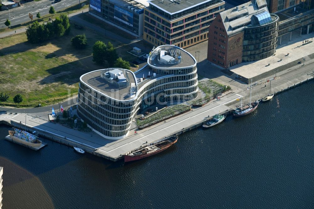 Rostock von oben - Bürogebäude des Geschäftshauses Aida Home der AIDA Cruises - German Branch of Costa Crociere S.p.A. in Rostock im Bundesland Mecklenburg-Vorpommern, Deutschland