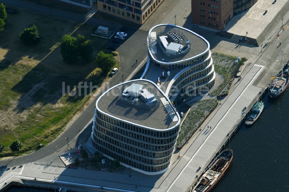 Luftaufnahme Rostock - Bürogebäude des Geschäftshauses Aida Home der AIDA Cruises - German Branch of Costa Crociere S.p.A. in Rostock im Bundesland Mecklenburg-Vorpommern, Deutschland