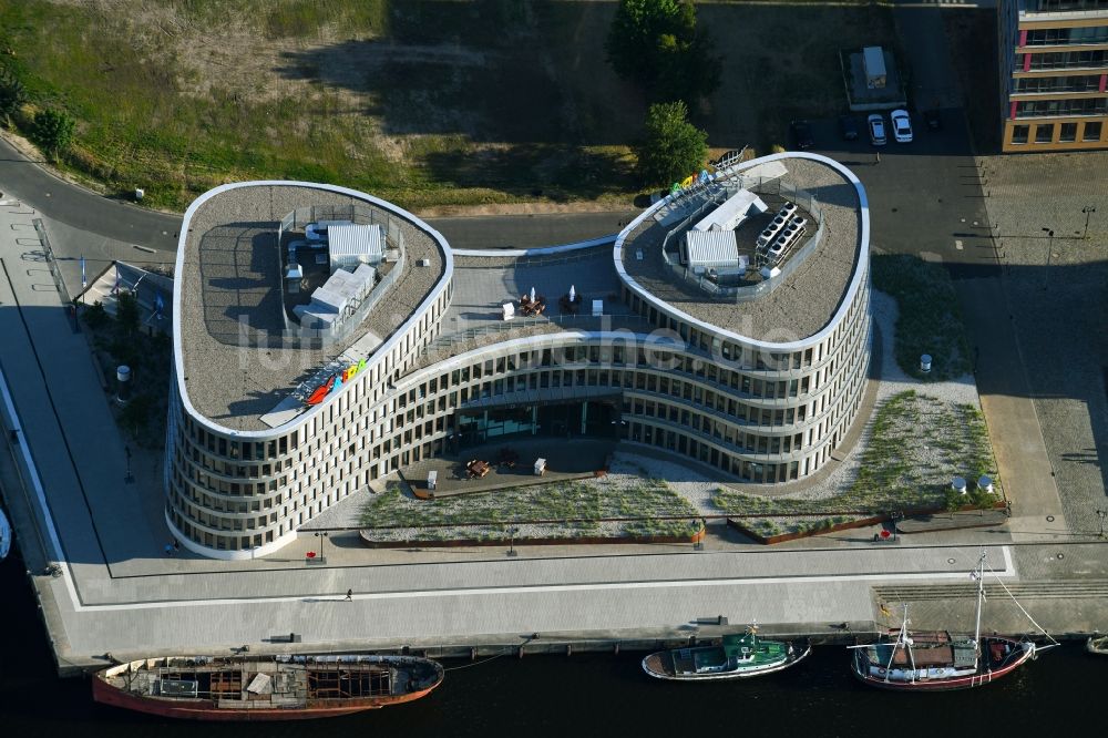 Rostock von oben - Bürogebäude des Geschäftshauses Aida Home der AIDA Cruises - German Branch of Costa Crociere S.p.A. in Rostock im Bundesland Mecklenburg-Vorpommern, Deutschland