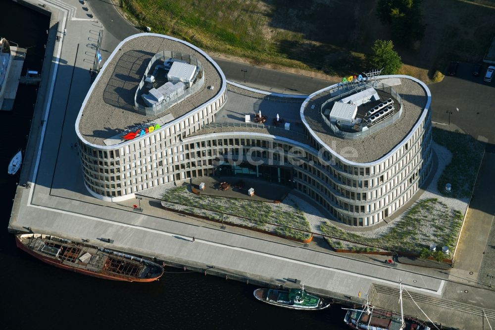 Rostock aus der Vogelperspektive: Bürogebäude des Geschäftshauses Aida Home der AIDA Cruises - German Branch of Costa Crociere S.p.A. in Rostock im Bundesland Mecklenburg-Vorpommern, Deutschland