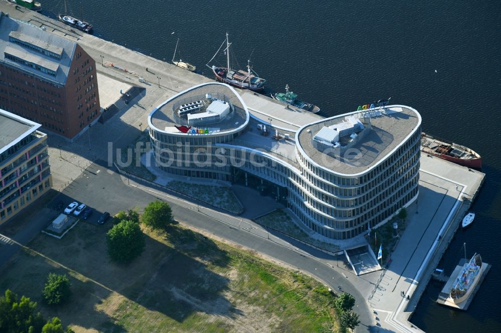 Rostock von oben - Bürogebäude des Geschäftshauses Aida Home der AIDA Cruises - German Branch of Costa Crociere S.p.A. in Rostock im Bundesland Mecklenburg-Vorpommern, Deutschland