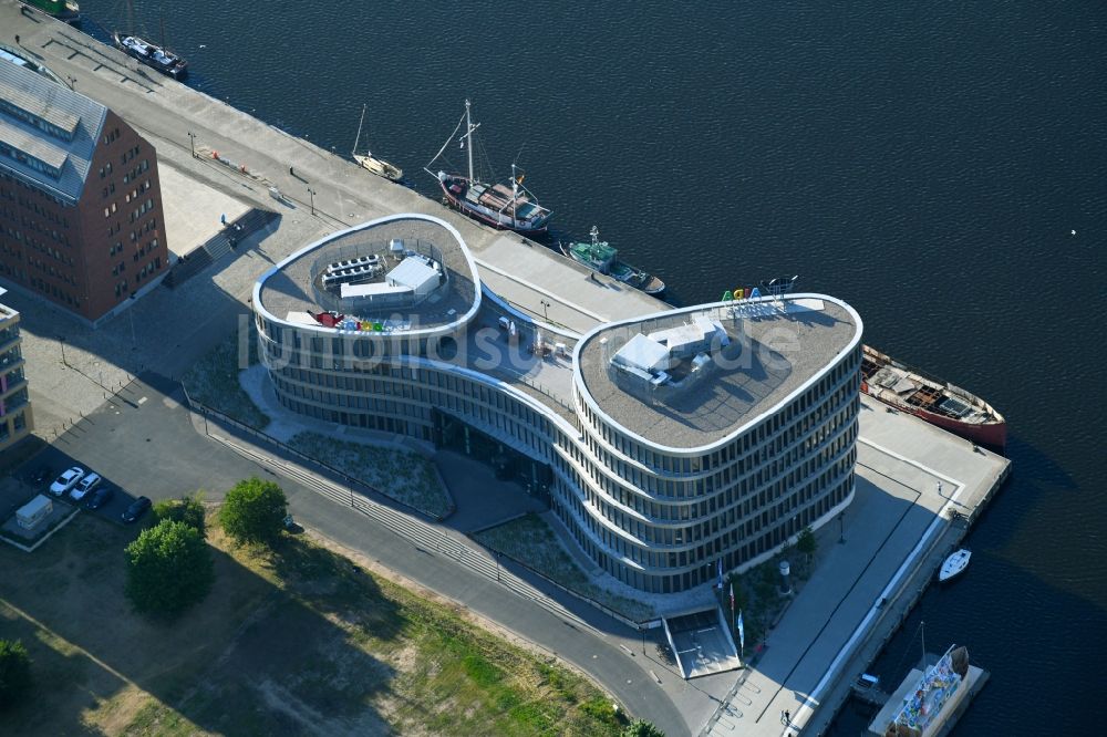 Rostock aus der Vogelperspektive: Bürogebäude des Geschäftshauses Aida Home der AIDA Cruises - German Branch of Costa Crociere S.p.A. in Rostock im Bundesland Mecklenburg-Vorpommern, Deutschland