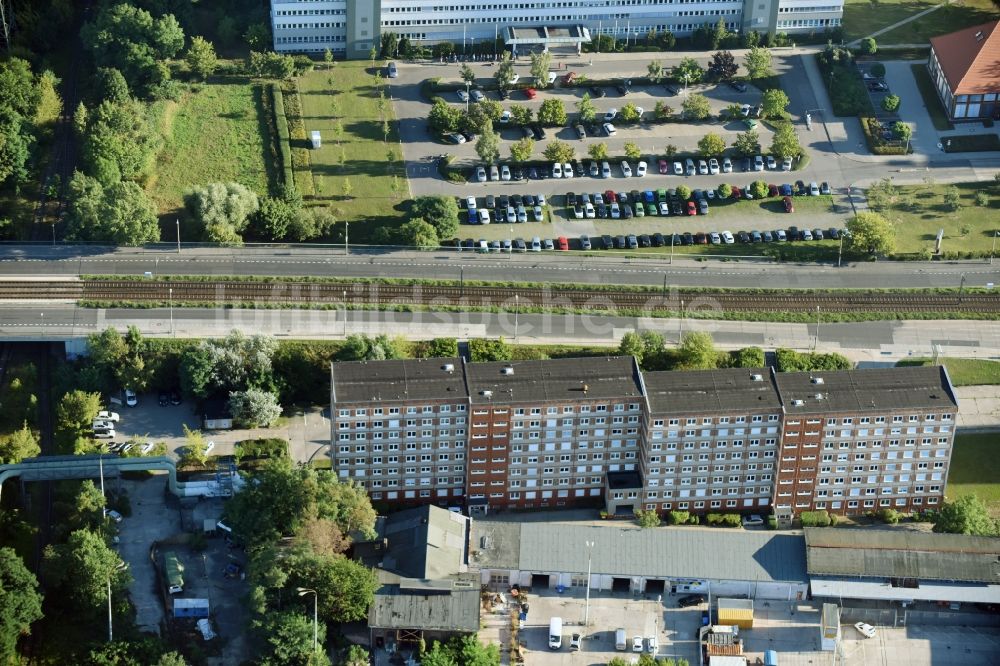 Luftaufnahme Berlin - Bürogebäude des Geschäftshauses Allee der Kosmonauten im Stadtteil Marzahn in Berlin