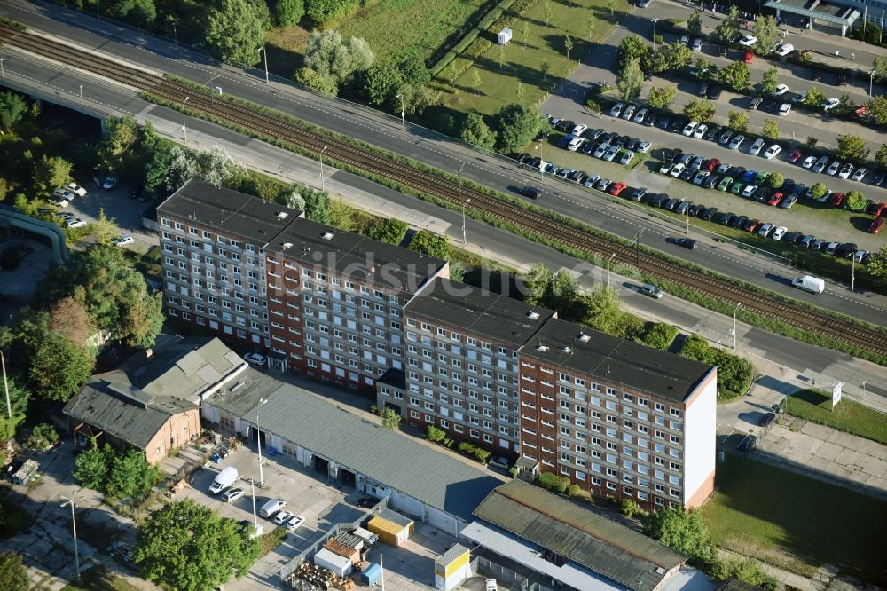 Berlin von oben - Bürogebäude des Geschäftshauses Allee der Kosmonauten im Stadtteil Marzahn in Berlin