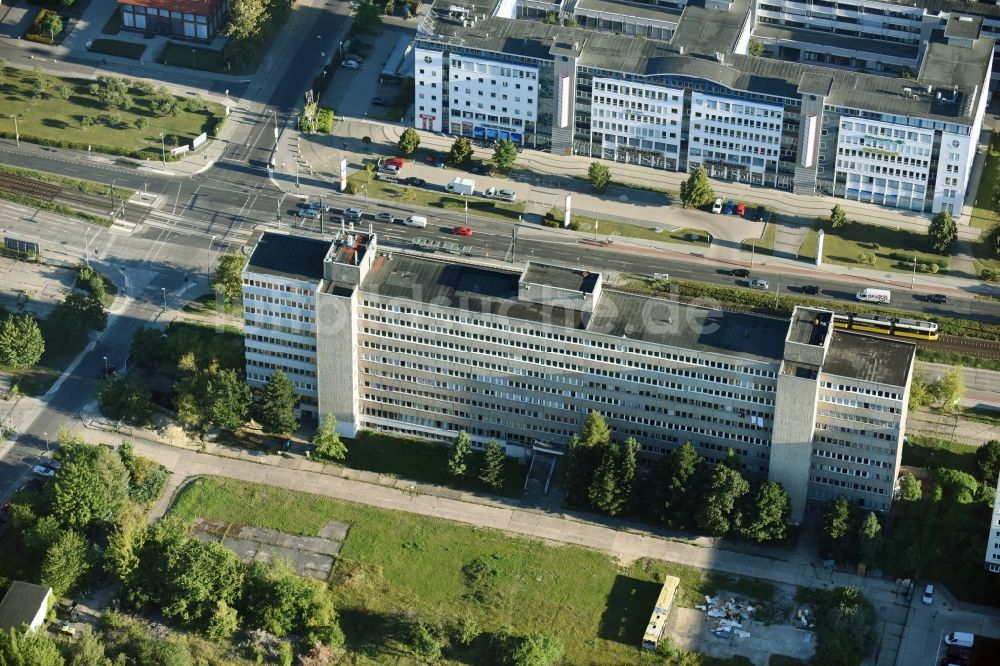 Berlin aus der Vogelperspektive: Bürogebäude des Geschäftshauses Allee der Kosmonauten im Stadtteil Marzahn in Berlin