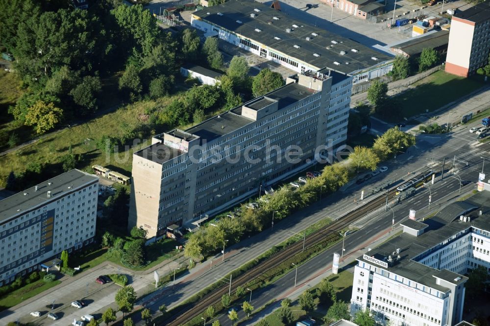 Luftaufnahme Berlin - Bürogebäude des Geschäftshauses Allee der Kosmonauten im Stadtteil Marzahn in Berlin