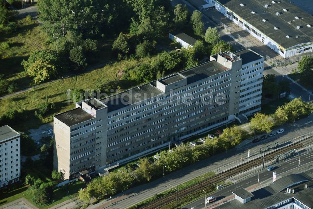 Berlin aus der Vogelperspektive: Bürogebäude des Geschäftshauses Allee der Kosmonauten im Stadtteil Marzahn in Berlin