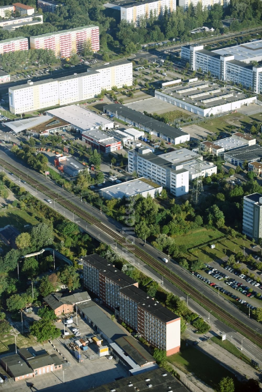 Luftbild Berlin - Bürogebäude des Geschäftshauses Allee der Kosmonauten im Stadtteil Marzahn in Berlin