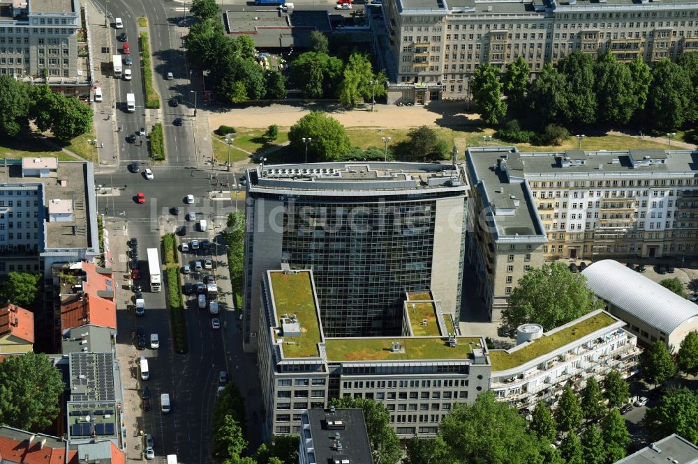 Luftbild Berlin - Bürogebäude des Geschäftshauses der Allianz Real Estate Germany GmbH in der Karl-Marx-Allee in Berlin, Deutschland