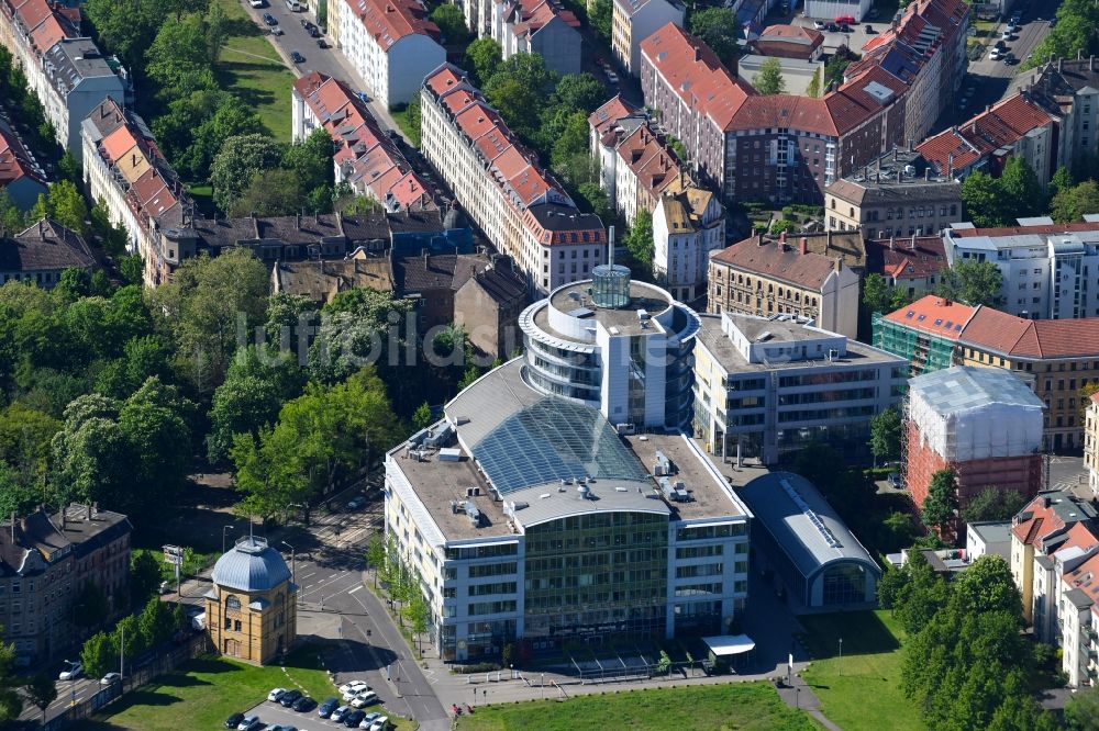 Leipzig aus der Vogelperspektive: Bürogebäude des Geschäftshauses AOK PLUS - Filiale Leipzig Volkmarsdorf im Ortsteil Volkmarsdorf in Leipzig im Bundesland Sachsen