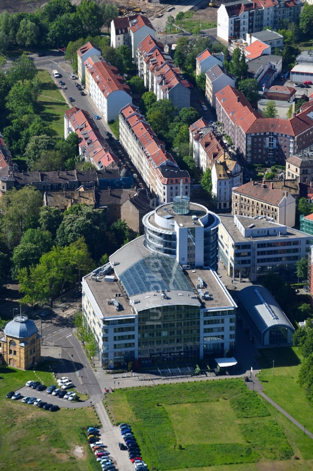 Luftaufnahme Leipzig - Bürogebäude des Geschäftshauses AOK PLUS - Filiale Leipzig Volkmarsdorf im Ortsteil Volkmarsdorf in Leipzig im Bundesland Sachsen