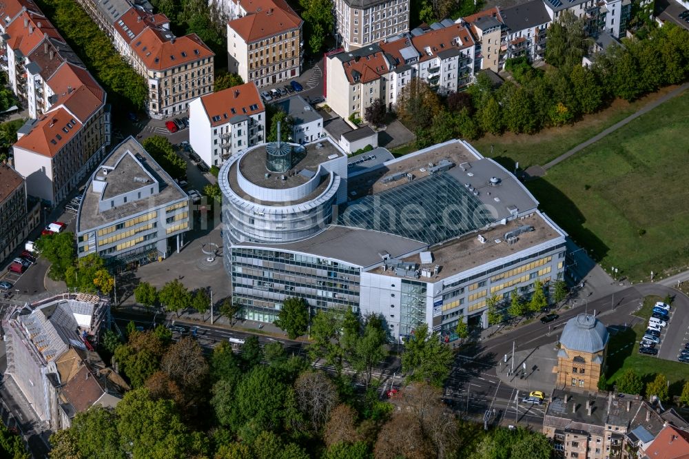 Leipzig aus der Vogelperspektive: Bürogebäude des Geschäftshauses AOK PLUS - Filiale Leipzig Volkmarsdorf im Ortsteil Volkmarsdorf in Leipzig im Bundesland Sachsen