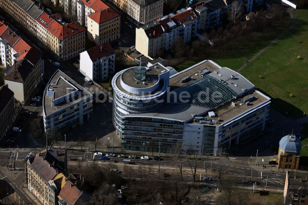 Leipzig aus der Vogelperspektive: Bürogebäude des Geschäftshauses AOK PLUS - Filiale am Torgauer Platz im Ortsteil Volkmarsdorf in Leipzig im Bundesland Sachsen