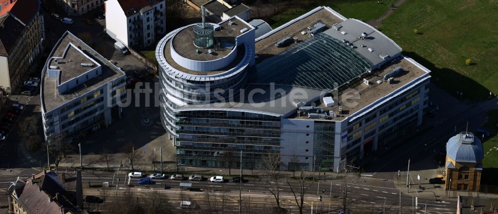 Luftaufnahme Leipzig - Bürogebäude des Geschäftshauses AOK PLUS - Filiale am Torgauer Platz im Ortsteil Volkmarsdorf in Leipzig im Bundesland Sachsen