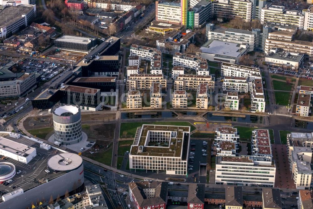 Essen aus der Vogelperspektive: Bürogebäude des Geschäftshauses AOK Rheinland/Hamburg - Geschäftsstelle Essen-Mitte und die Unternehmenszentrale der FUNKE MEDIENGRUPPE GmbH & Co. KGaA in Essen im Bundesland Nordrhein-Westfalen, Deutschland