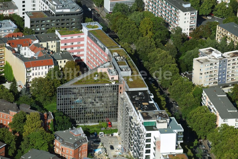 Berlin von oben - Bürogebäude des Geschäftshauses der B·A·D Gesundheitsvorsorge und Sicherheitstechnik GmbH an der Spichernstraße im Ortsteil Charlottenburg-Wilmersdorf in Berlin, Deutschland