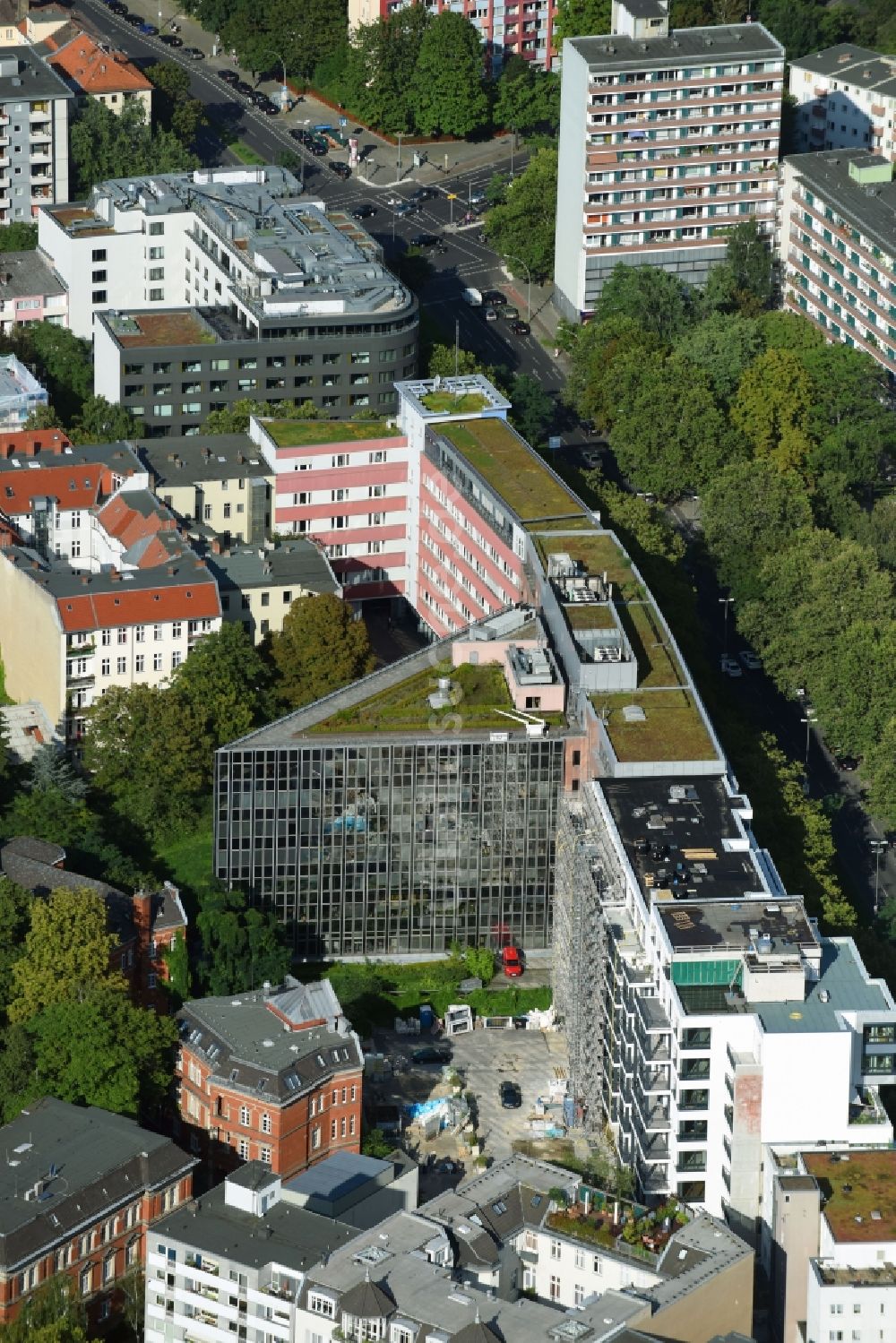 Berlin aus der Vogelperspektive: Bürogebäude des Geschäftshauses der B·A·D Gesundheitsvorsorge und Sicherheitstechnik GmbH an der Spichernstraße im Ortsteil Charlottenburg-Wilmersdorf in Berlin, Deutschland