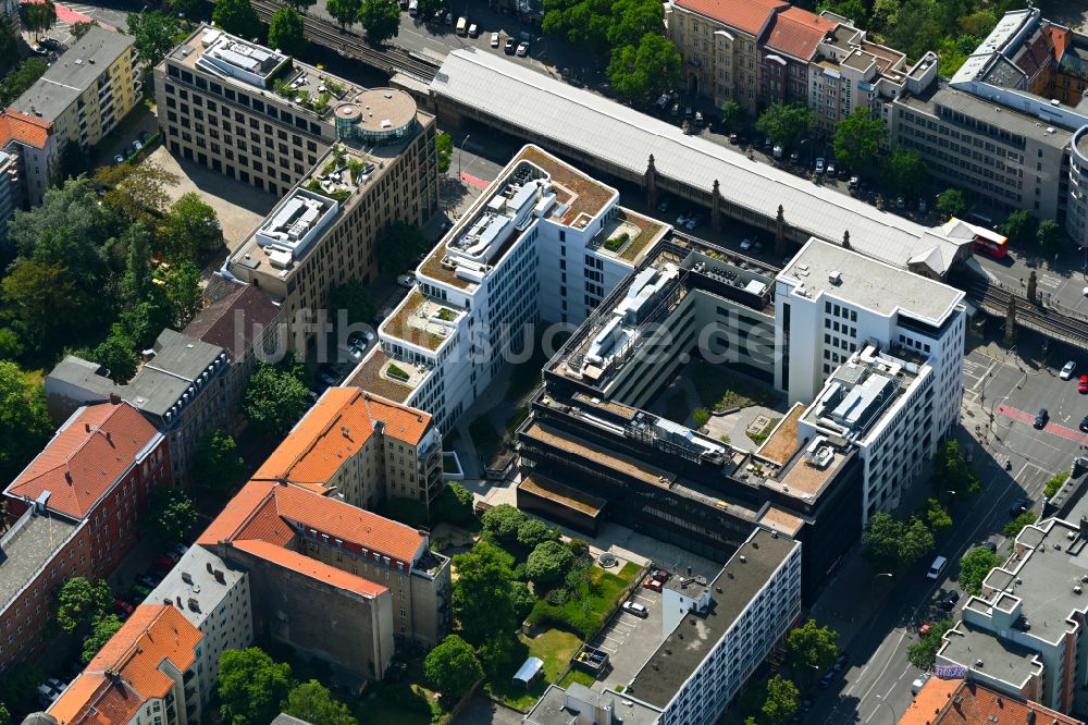 Berlin aus der Vogelperspektive: Bürogebäude des Geschäftshauses am U-Bahnhof Bülowstraße in Berlin, Deutschland