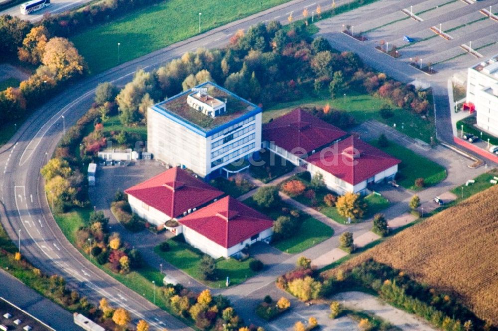 Ettlingen aus der Vogelperspektive: Bürogebäude des Geschäftshauses Bruker Physik GmbH und Bruker BioSpin MRI GmbH in Ettlingen im Bundesland Baden-Württemberg