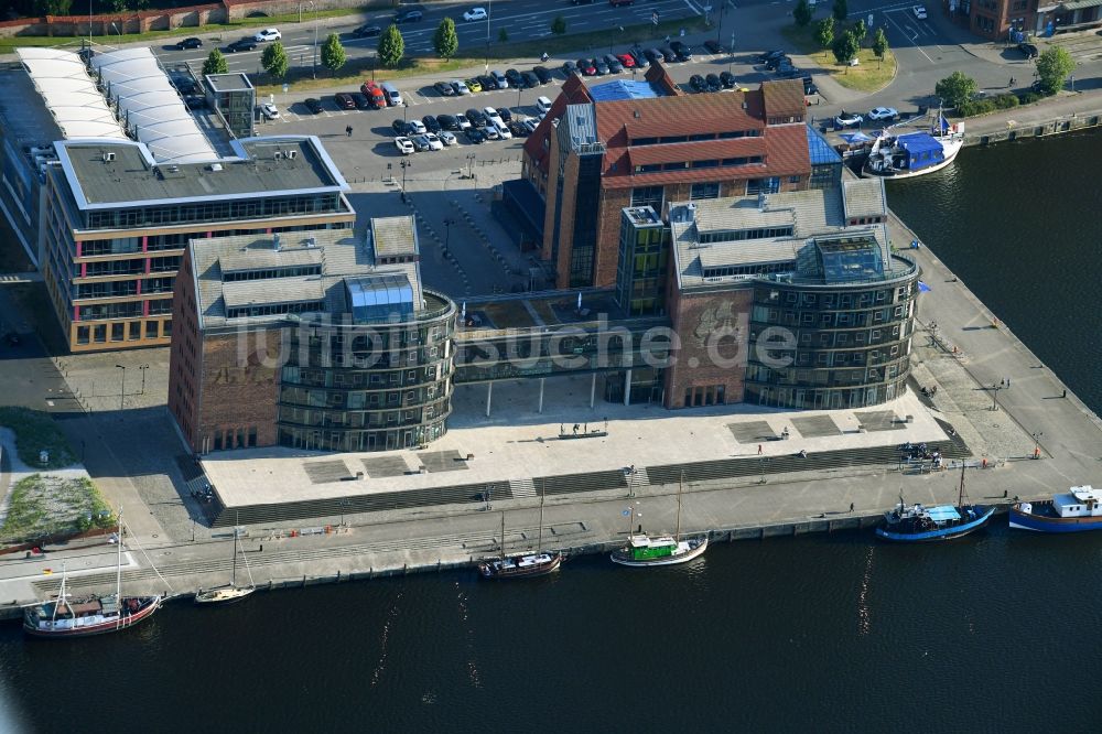 Rostock aus der Vogelperspektive: Bürogebäude des Geschäftshauses Businesscenter Stadthafen in Rostock im Bundesland Mecklenburg-Vorpommern, Deutschland