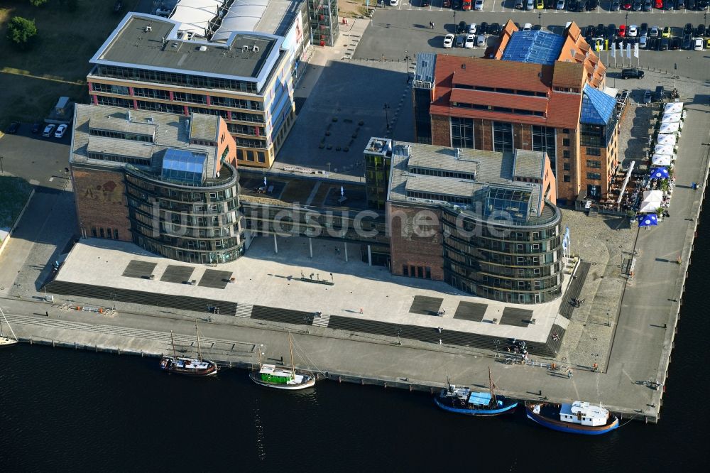 Rostock von oben - Bürogebäude des Geschäftshauses Businesscenter Stadthafen in Rostock im Bundesland Mecklenburg-Vorpommern, Deutschland