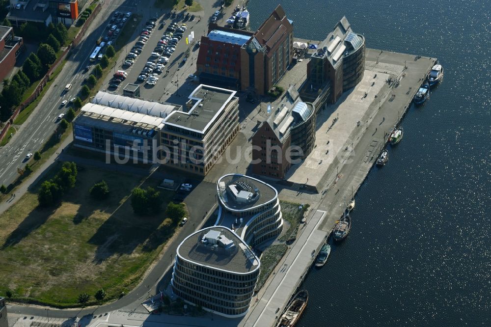 Rostock von oben - Bürogebäude des Geschäftshauses Businesscenter Stadthafen in Rostock im Bundesland Mecklenburg-Vorpommern, Deutschland