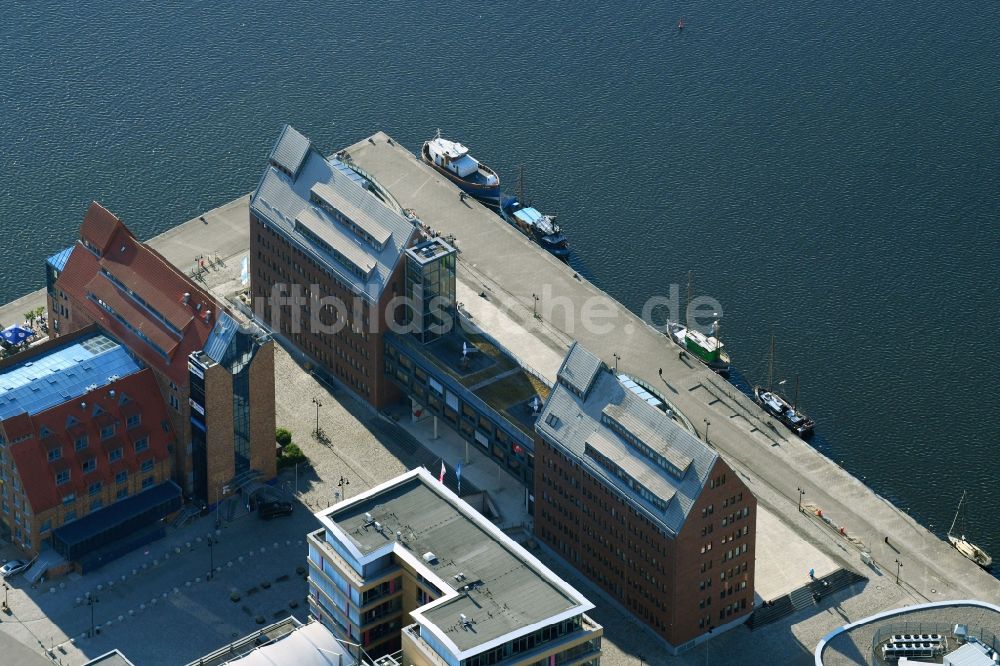 Rostock aus der Vogelperspektive: Bürogebäude des Geschäftshauses Businesscenter Stadthafen in Rostock im Bundesland Mecklenburg-Vorpommern, Deutschland