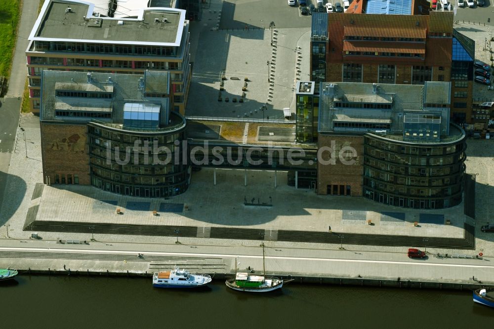 Rostock von oben - Bürogebäude des Geschäftshauses Businesscenter Stadthafen in Rostock im Bundesland Mecklenburg-Vorpommern, Deutschland