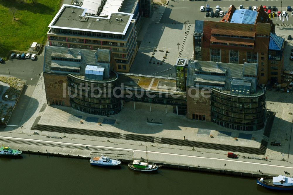 Rostock aus der Vogelperspektive: Bürogebäude des Geschäftshauses Businesscenter Stadthafen in Rostock im Bundesland Mecklenburg-Vorpommern, Deutschland