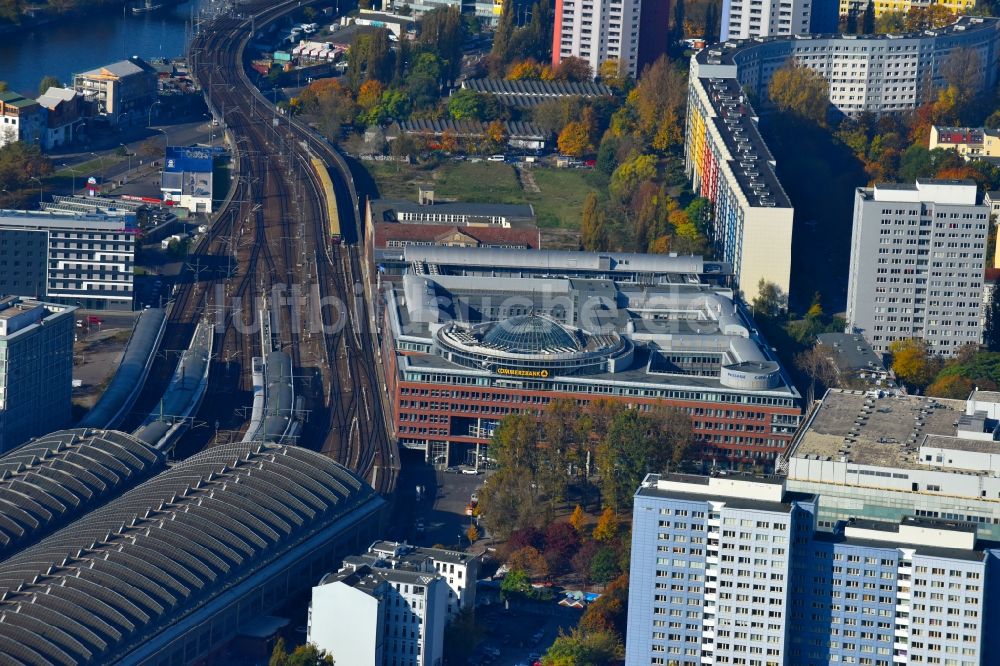 Luftaufnahme Berlin - Bürogebäude des Geschäftshauses City Carre Passage am Ostbahnhof in Berlin, Deutschland