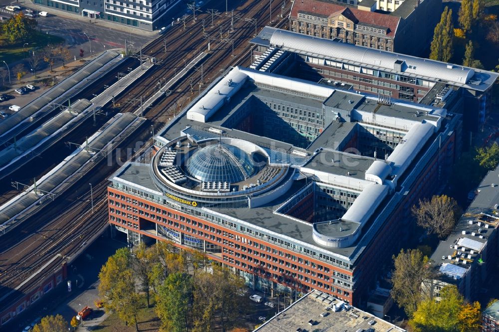 Berlin von oben - Bürogebäude des Geschäftshauses City Carre Passage am Ostbahnhof in Berlin, Deutschland