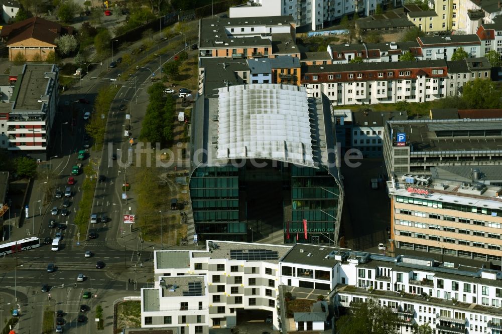 Luftaufnahme Rostock - Bürogebäude eines Geschäftshauses am Deutsche-Med-Platz in Rostock im Bundesland Mecklenburg-Vorpommern, Deutschland