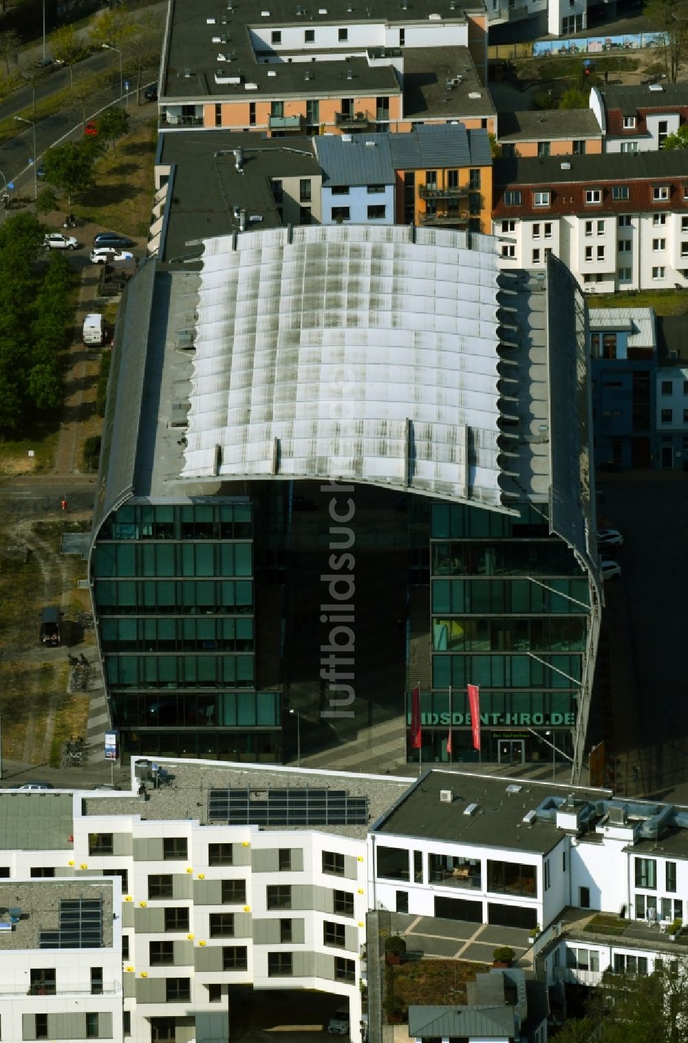 Rostock von oben - Bürogebäude eines Geschäftshauses am Deutsche-Med-Platz in Rostock im Bundesland Mecklenburg-Vorpommern, Deutschland