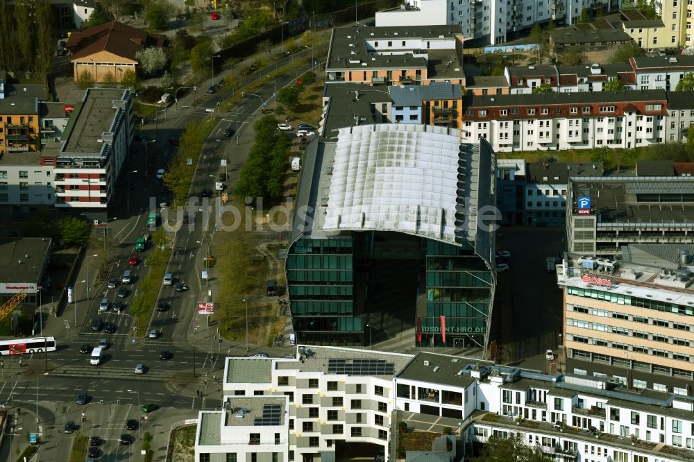 Rostock aus der Vogelperspektive: Bürogebäude eines Geschäftshauses am Deutsche-Med-Platz in Rostock im Bundesland Mecklenburg-Vorpommern, Deutschland