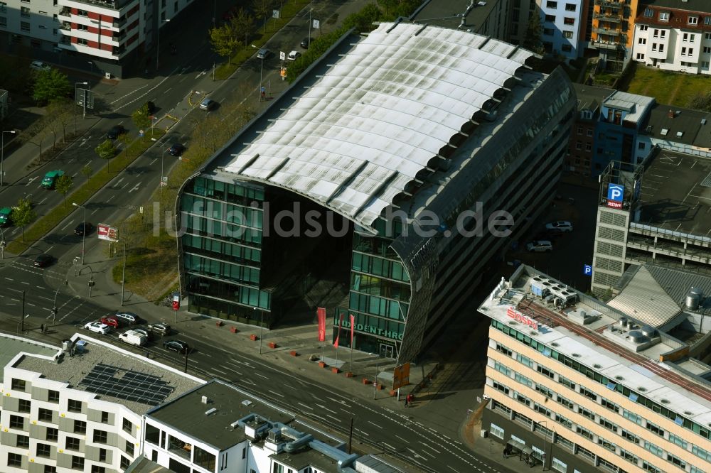 Luftaufnahme Rostock - Bürogebäude eines Geschäftshauses am Deutsche-Med-Platz in Rostock im Bundesland Mecklenburg-Vorpommern, Deutschland