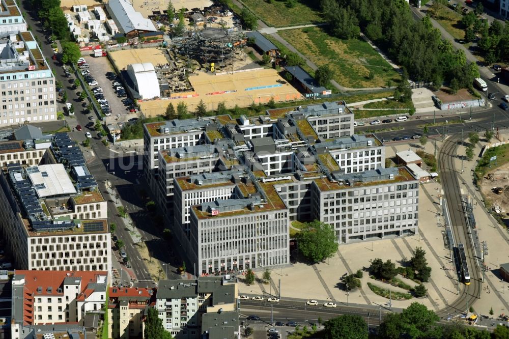 Luftbild Berlin - Bürogebäude des Geschäftshauses der Deutschen Bahn AG an der Julie-Wolfthorn-Straße - Caroline-Michaelis-Straße -Elisabeth-Schwarzhaupt-Platz im Ortsteil Mitte in Berlin, Deutschland