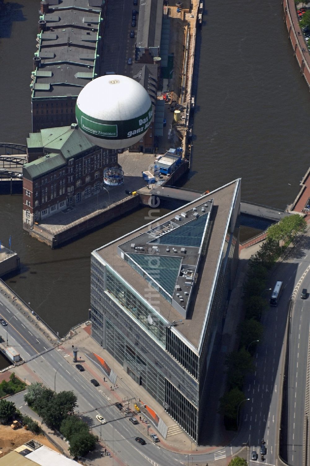 Hamburg aus der Vogelperspektive: Bürogebäude des Geschäftshauses DOC Deichtor Office Center im Ortsteil Altstadt in Hamburg, Deutschland