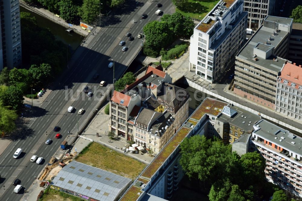 Luftaufnahme Berlin - Bürogebäude des Geschäftshauses entlang der Getraudenstraße und Scharrenstraße in Berlin, Deutschland