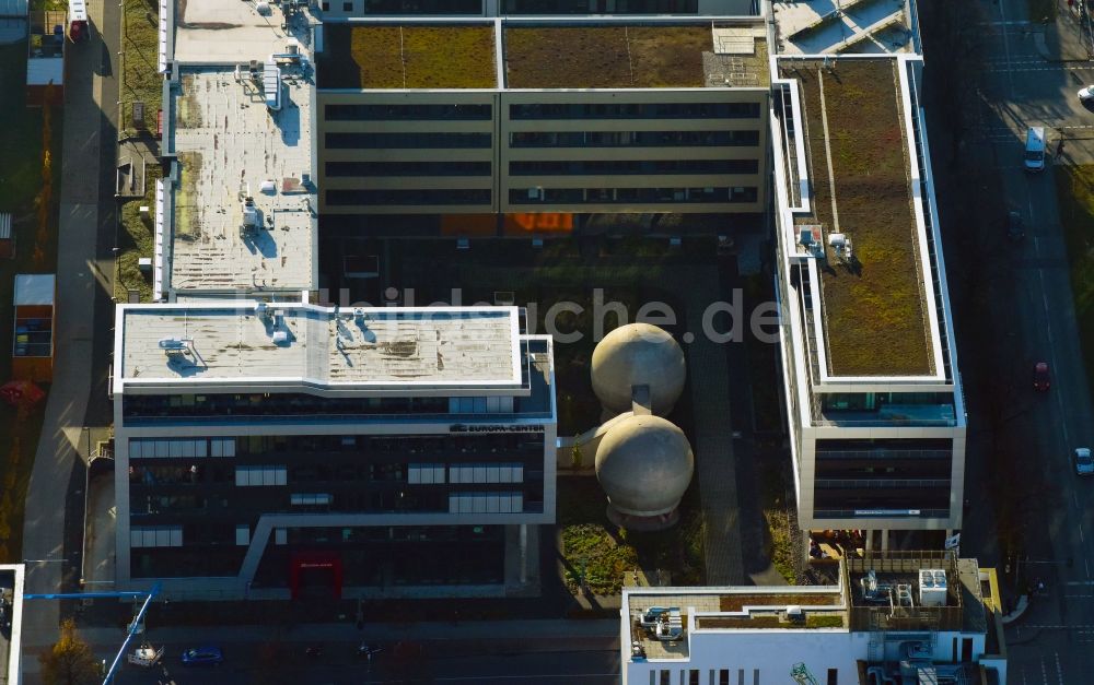 Berlin aus der Vogelperspektive: Bürogebäude des Geschäftshauses EUROPA - CENTER an der Rudower Chaussee im Ortsteil Adlershof in Berlin, Deutschland