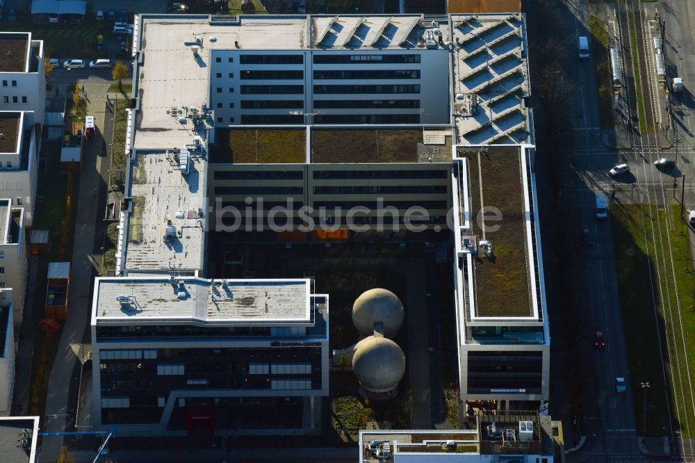 Luftaufnahme Berlin - Bürogebäude des Geschäftshauses EUROPA - CENTER an der Rudower Chaussee im Ortsteil Adlershof in Berlin, Deutschland