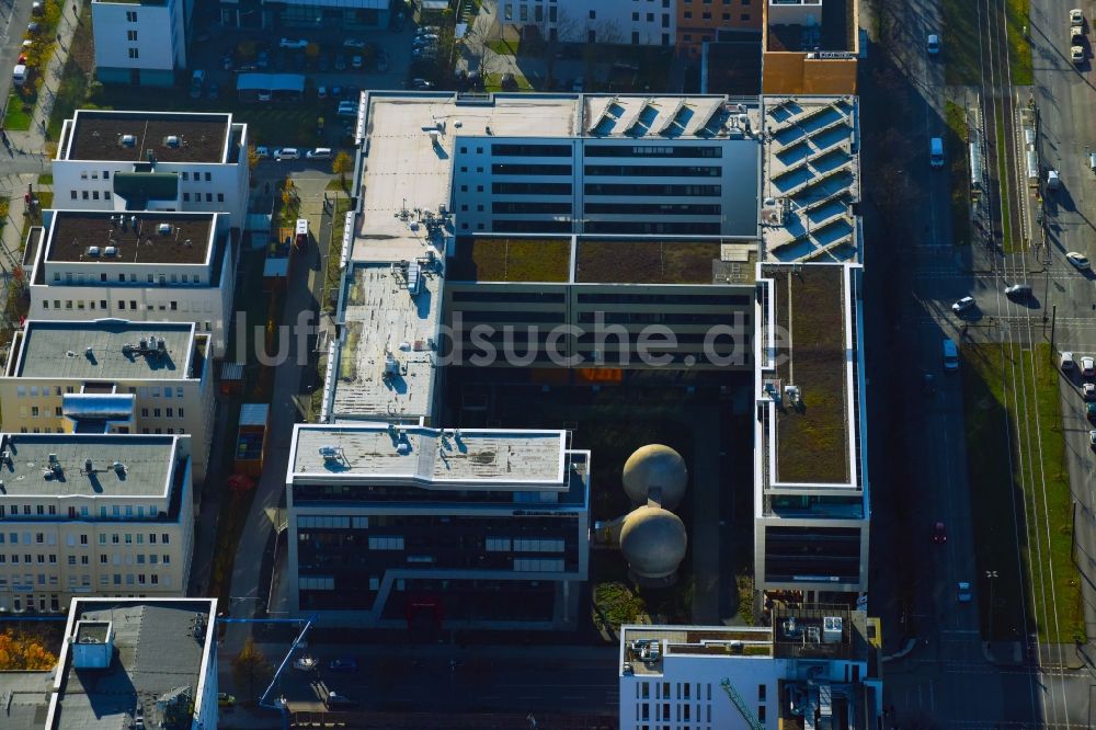 Berlin von oben - Bürogebäude des Geschäftshauses EUROPA - CENTER an der Rudower Chaussee im Ortsteil Adlershof in Berlin, Deutschland