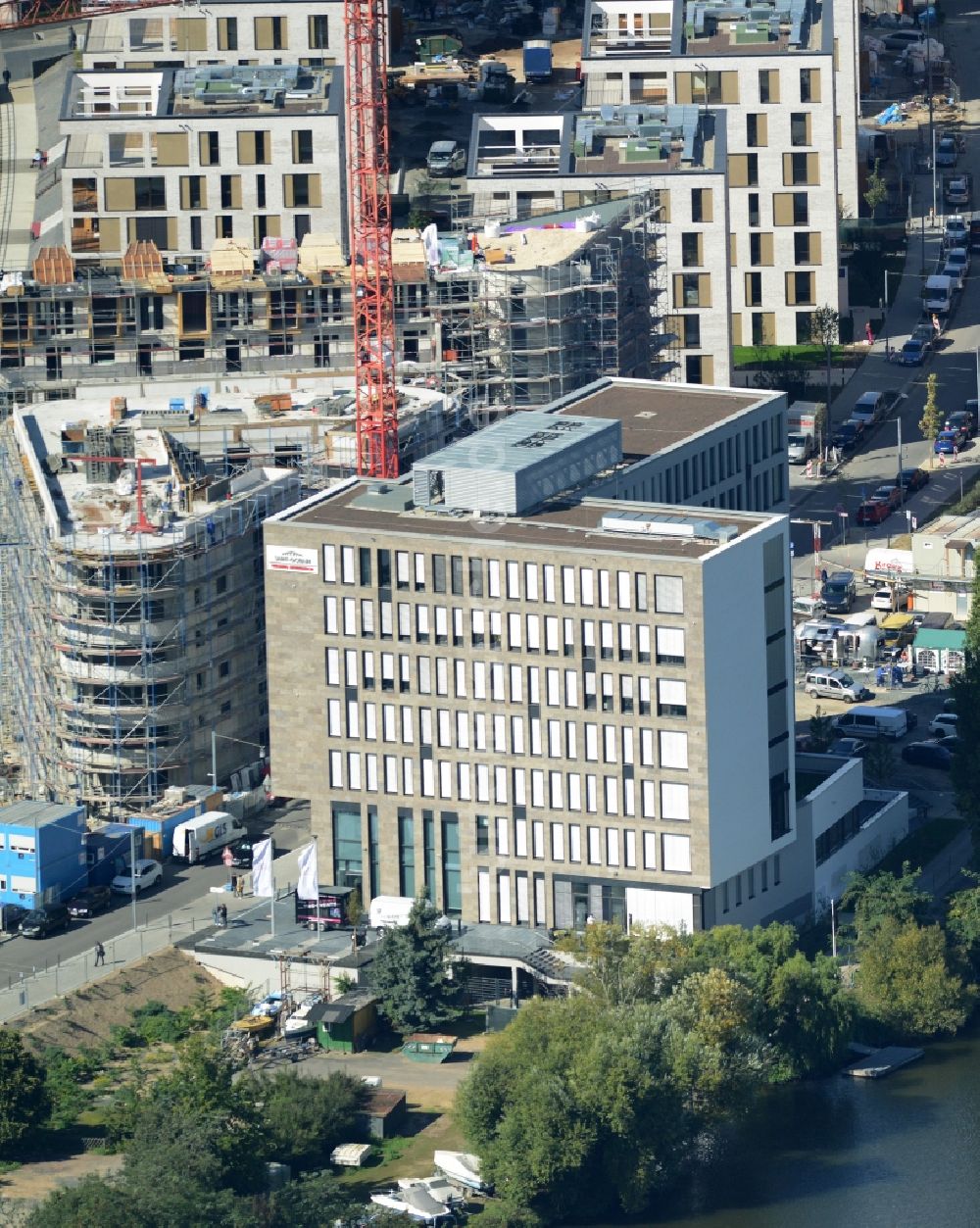 Offenbach am Main von oben - Bürogebäude des Geschäftshauses an der Hafeninsel in Offenbach am Main im Bundesland Hessen