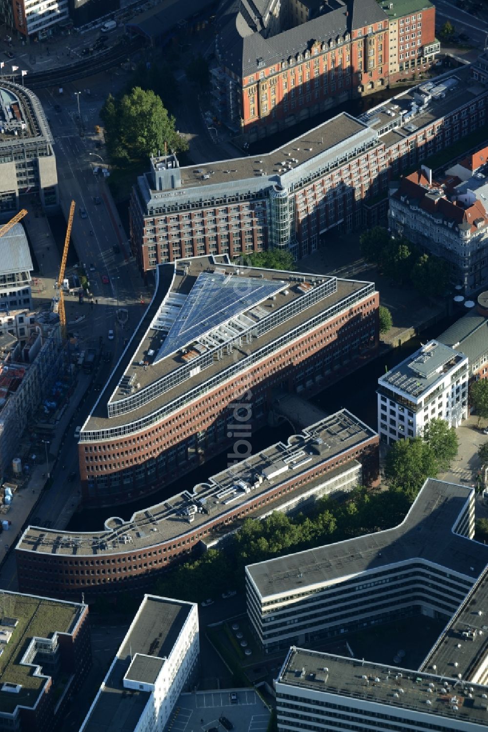 Hamburg von oben - Bürogebäude des Geschäftshauses in Hamburg